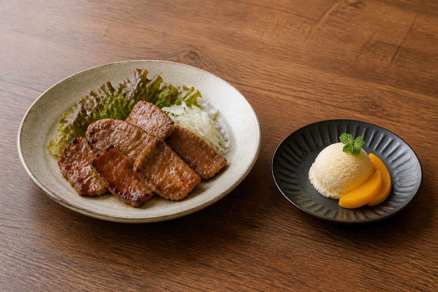 焼き上がった肉と、別皿のデザートを離して並べた汎用イメージ（AI生成）